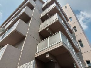 大規模修繕　雨漏りを防ぐ防水工事｜マンションと倉庫で異なるポイント